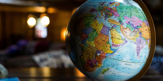Ein Globus steht auf einem Tisch und zeigt auf Europa und Afrika